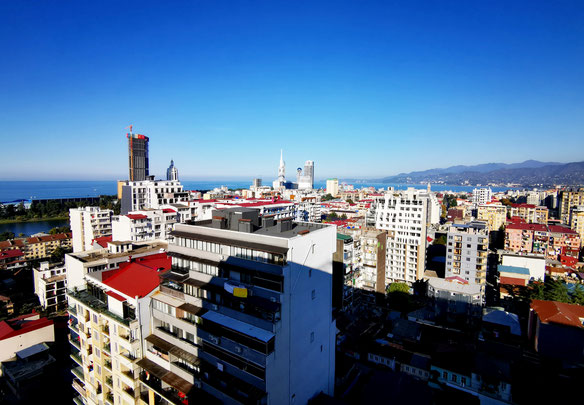 דירה במרכז באטומי עם נוף פנורמי לים ולהרים