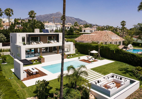 Villa 7 bedrooms 940 m² in Nueva Andalucia, Spain