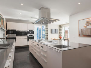 Villa 7 bedrooms 1232 m² in San Pedro Alcantara, Spain — Find off-plan property or real estate resale directly from developers and owners GEOLN.COM. Photo 5