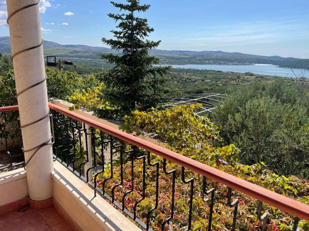 PIĘKNY DOM Z WIDOKIEM NA MORZE NA PRZEDMIOTACH SZYBENIKA — Wyszukiwarka nieruchomości od deweloperów i właścicieli GEOLN.COM. Zdjęcie 1