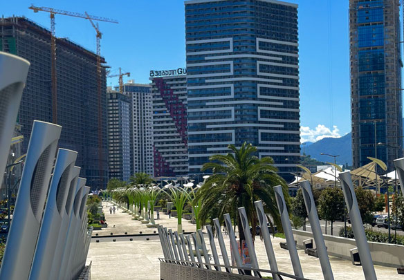 Se vende con una vista espectacular al mar y a la Avenida de los Héroes: estudio minimalista en Bagrationi Residence.