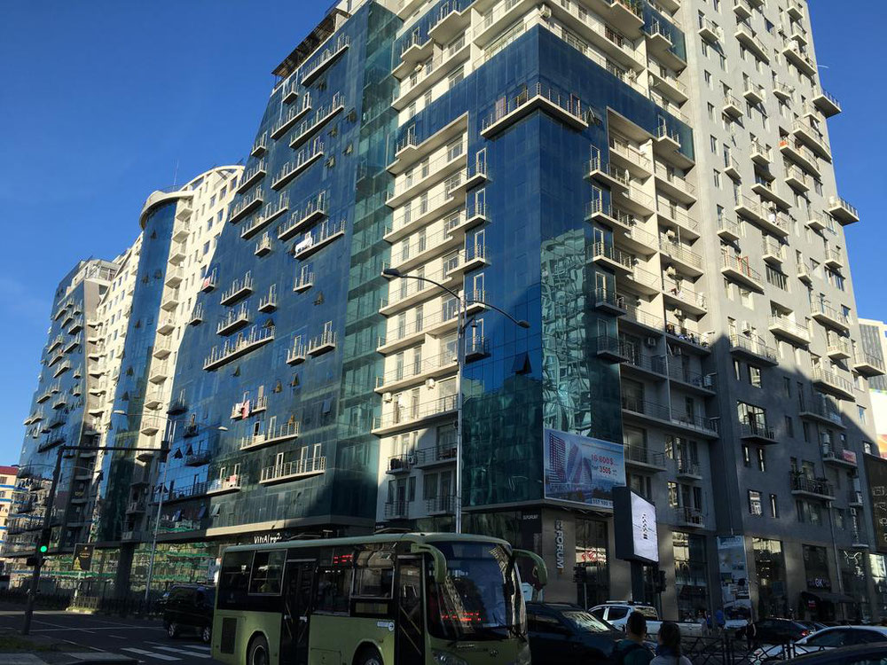 海边出售的黑色框架 — 来自开发商和业主的房地产搜索引擎 GEOLN.COM. 照片 1