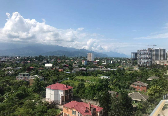 דירת שני חדרים ברחוב.