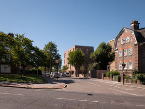 房地产在 Heathfield Gardens — look at the real estate search engine GEOLN.COM. 照片 2