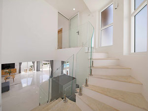 宽敞的4卧室泳池别墅，俯瞰山脉和大海 — 来自开发商和业主的房地产搜索引擎 GEOLN.COM. 照片 12