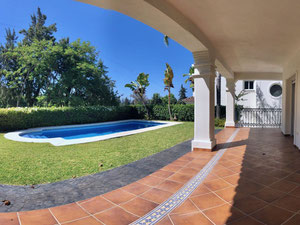 فيلا 4 غرف نوم 433 متر مربع في Guadalmina Alta ، إسبانيا — ابحث عن عقار قيد الإنشاء أو عقار معاد بيعه مباشرة من المطورين والملاك GEOLN.COM. صورة فوتوغرافية 11