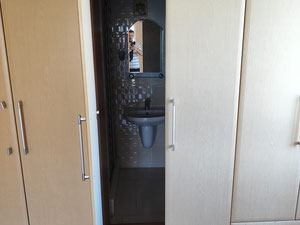 A 400 m de la carretera Pamukkale – Villa independiente de 3 plantas 6+1 – ¡Adecuada para familias numerosas y como inversión! — Encuentre propiedades fuera del plan o reventa de bienes inmuebles directamente de desarrolladores y propietarios GEOLN.COM. Foto 22