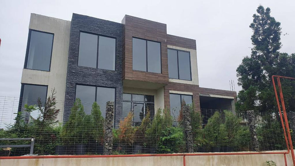 壮丽的海景。黑色框架的房子，带车库。 — 来自开发商和业主的房地产搜索引擎 GEOLN.COM. 照片 1