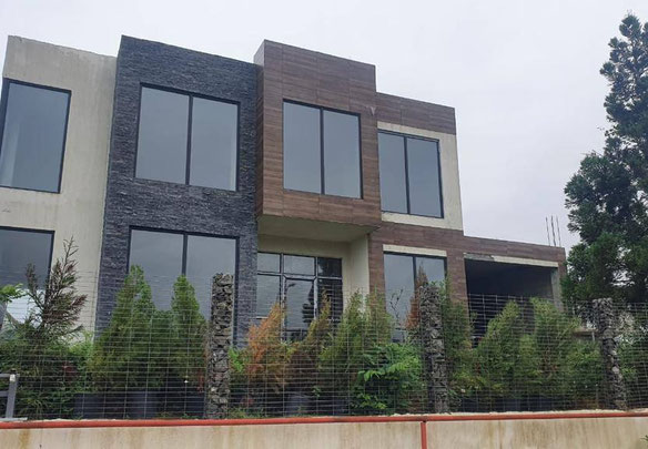 Приголомшливий вид на море. Будинок у чорному каркасі, з гаражем.