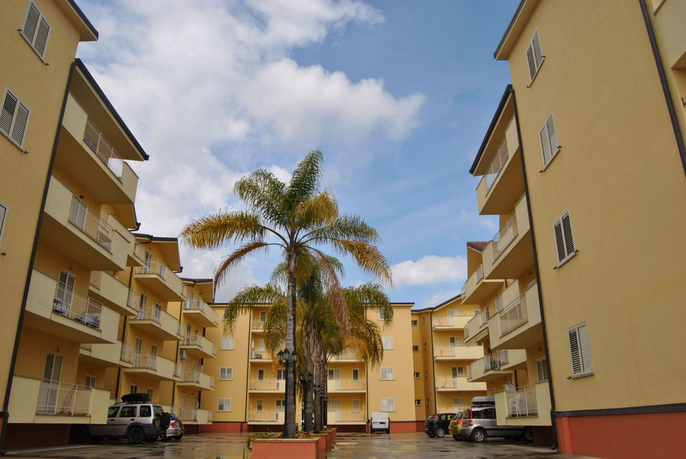 Apartamentos junto al mar en Italia, Calabria, Caulonia — Encuentre propiedades fuera del plan o reventa de bienes inmuebles directamente de desarrolladores y propietarios GEOLN.COM. Foto 1