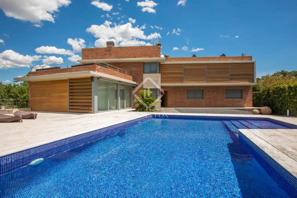 西班牙、加泰罗尼亚、巴塞罗那的山间别墅 — 来自开发商和业主的房地产搜索引擎 GEOLN.COM. 照片 1