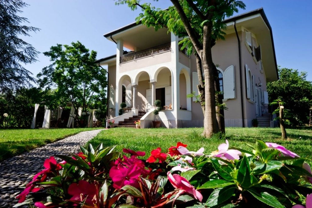 Villa junto al mar en Italia, Marina di Massa — Encuentre propiedades fuera del plan o reventa de bienes inmuebles directamente de desarrolladores y propietarios GEOLN.COM. Foto 1