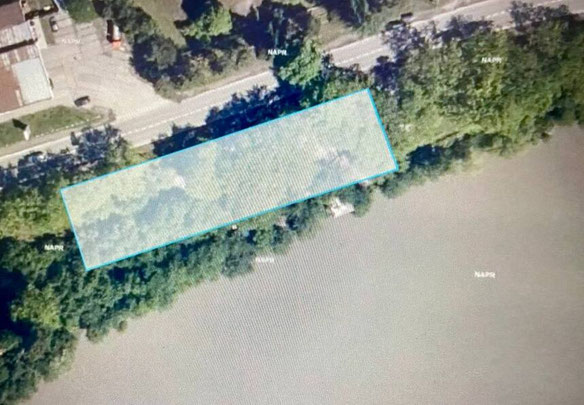 Земельна ділянка на березі річки в Поті