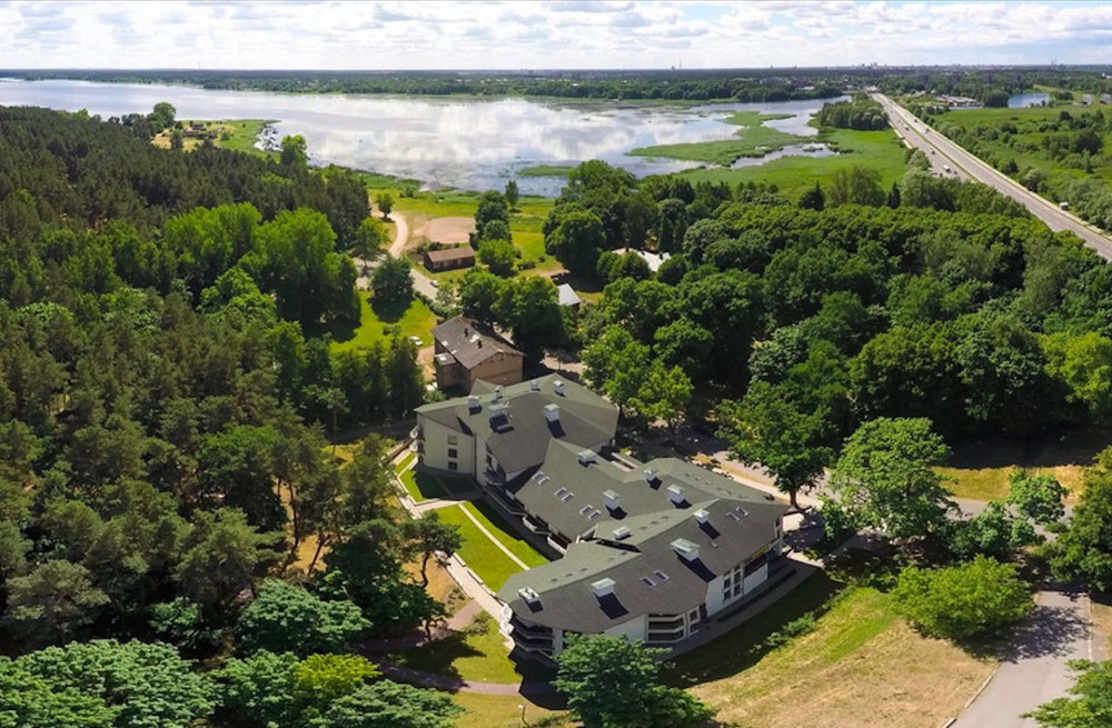 ბინები დიდ ქალაქში, ტბასთან ახლოს ლატვიაში, რიგა, ბალოზი — უძრავი ქონების ყიდვა და მფლო ბელებისგან GEOLN.COM. ფოტო 1