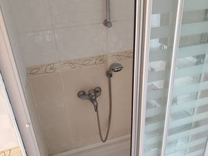 A 400 m de la carretera Pamukkale – Villa independiente de 3 plantas 6+1 – ¡Adecuada para familias numerosas y como inversión! — Encuentre propiedades fuera del plan o reventa de bienes inmuebles directamente de desarrolladores y propietarios GEOLN.COM. Foto 14