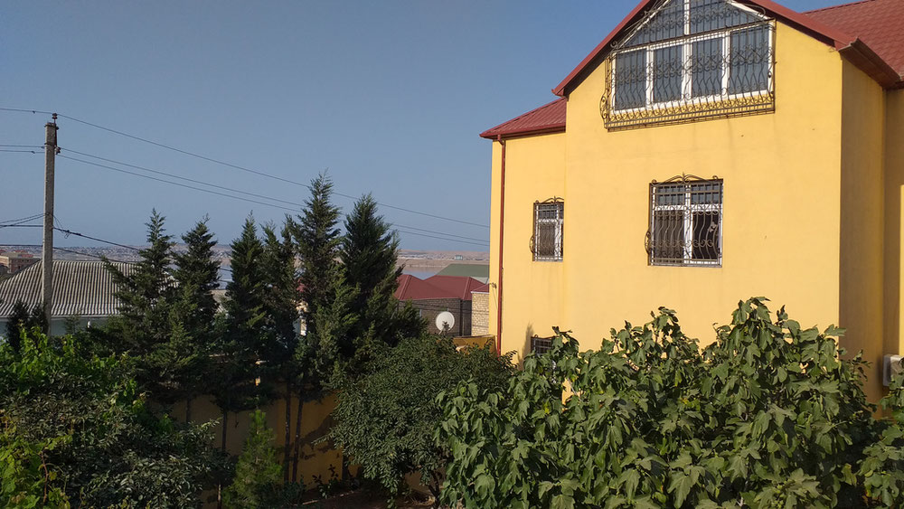 Два сучасні будинки збудовані на одній ділянці, з чудовим видом на рожеве солоне озеро — Пошуковик нерухомості від забудовників і власників GEOLN.COM. Фото 1