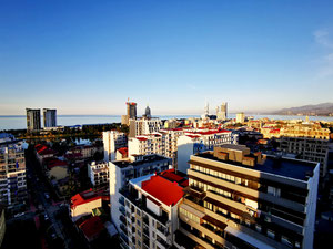 公寓位于巴统市中心，享有大海和山脉全景 — 来自开发商和业主的房地产搜索引擎 GEOLN.COM. 照片 13