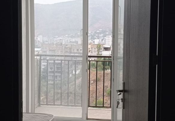 Sokakta satılık daire. Zhgenti