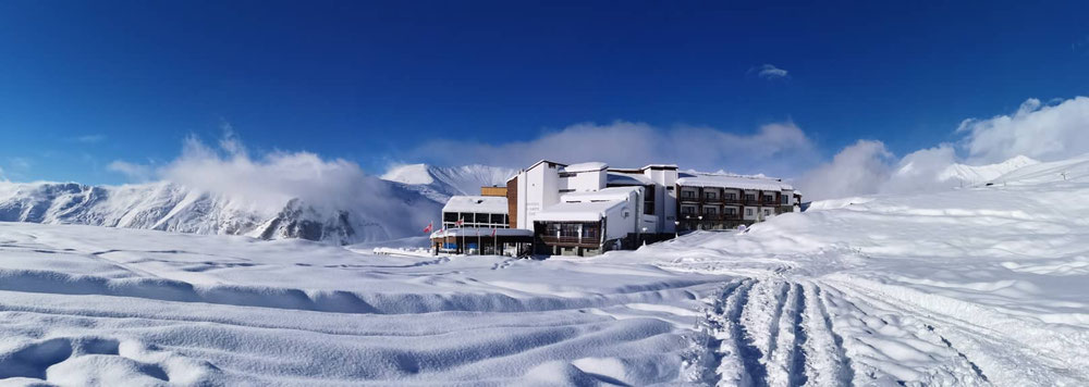 Hotel prestigioso con 70 habitaciones en la estación de esquí Gudauri, Georgia — Encuentre propiedades fuera del plan o reventa de bienes inmuebles directamente de desarrolladores y propietarios GEOLN.COM. Foto 1