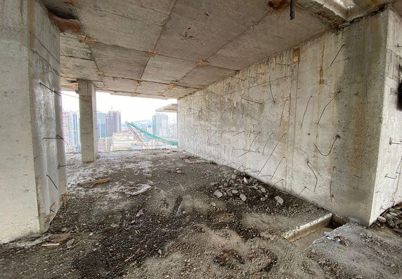 Czarna ramka obok morza