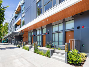 Real estate in Main & Twentieth — look at the real estate search engine GEOLN.COM. Photo 3