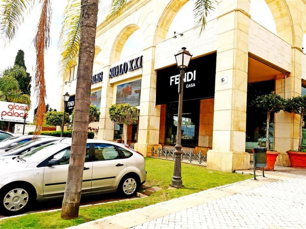 Gewerbefläche in Puerto Banus, Spanien — Immobilien-Suchservice von Bauträgern und Eigentümern GEOLN.COM. Foto 1