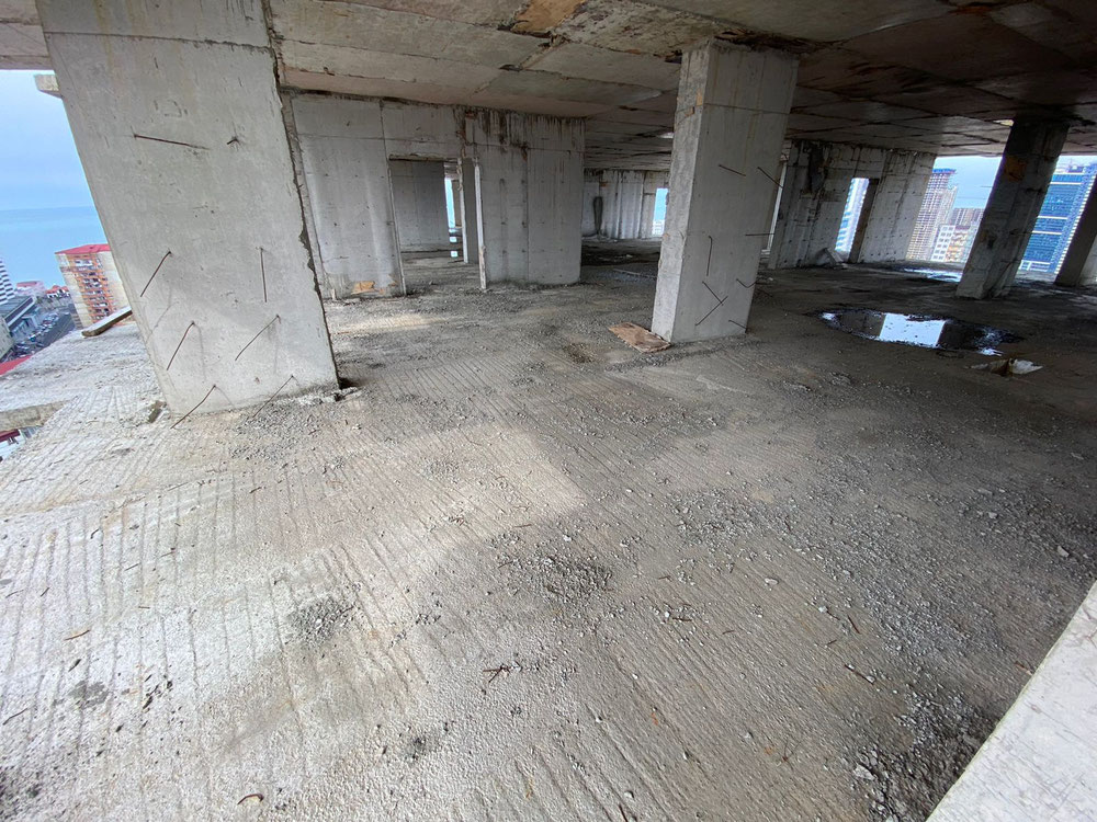 Schwarzer Rahmen neben dem Meer — Immobilien-Suchservice von Bauträgern und Eigentümern GEOLN.COM. Foto 1