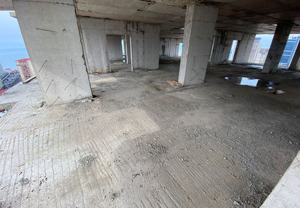 Czarna ramka obok morza