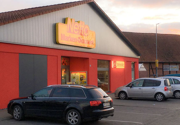 Магазин у великому місті, в передмісті в Німеччині, Ганновер