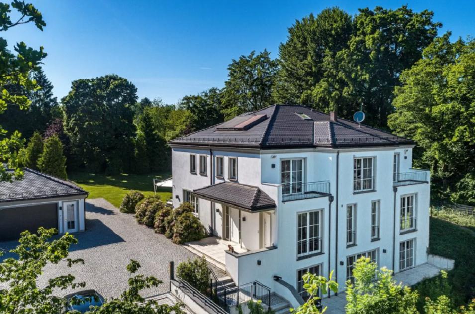 უძრავი კონება Highend-Villa mit Schwimmhalle auf parkähnlichem Grundstück — გადახედეთ უძრავი ქონების საძიებო სისტემას GEOLN.COM. ფოტო 1