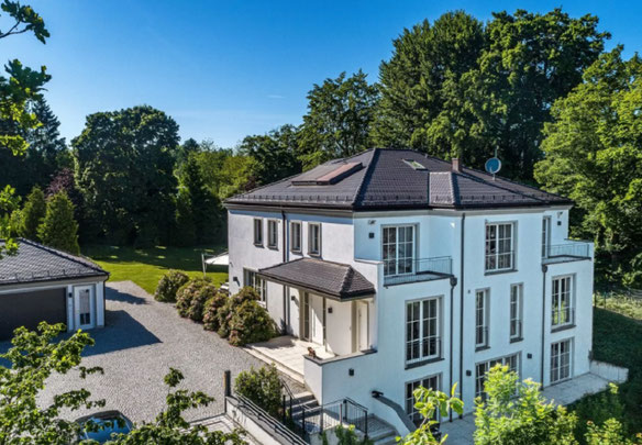 Highend-Villa mit Schwimmhalle auf parkähnlichem Grundstück