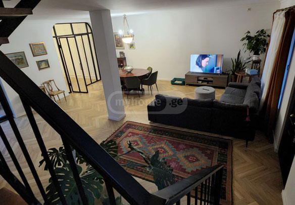 Neubau eines 3-stöckigen Hauses zum Verkauf im Svaneti-Viertel, von dem aus Sie eine schöne Aussicht auf Tiflis haben.