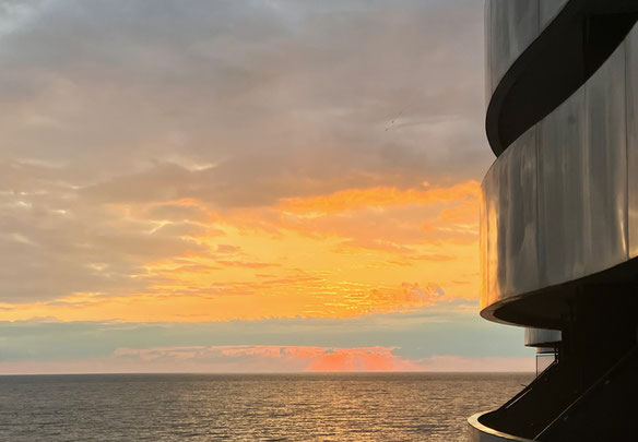 Светлая студия с видом на море