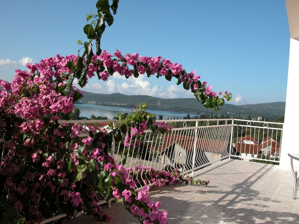 სახლი ზღვის პირას მონტენეგროში, ტივატში — უძრავი ქონების ყიდვა და მფლო ბელებისგან GEOLN.COM. ფოტო 1