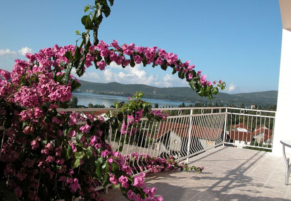 სახლი ზღვის პირას მონტენეგროში, ტივატში