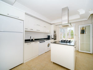 为了方便放松，别墅设有两个大露台和阳台 — 来自开发商和业主的房地产搜索引擎 GEOLN.COM. 照片 13