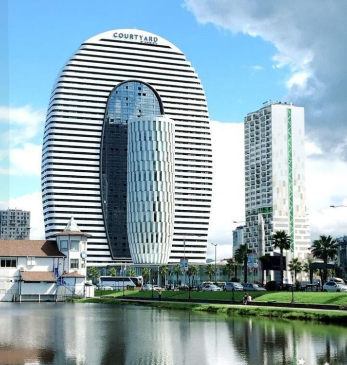 巴统万怡酒店待售三房公寓 — 来自开发商和业主的房地产搜索引擎 GEOLN.COM. 照片 1