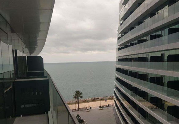 Marco negro en Batumi