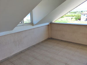 A 400 m de la carretera Pamukkale – Villa independiente de 3 plantas 6+1 – ¡Adecuada para familias numerosas y como inversión! — Encuentre propiedades fuera del plan o reventa de bienes inmuebles directamente de desarrolladores y propietarios GEOLN.COM. Foto 17