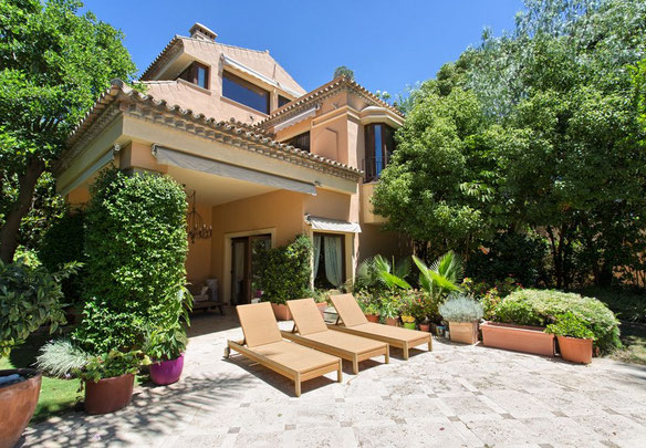 Villa 5 bedrooms 1012 m² in Golden Mile, Spain