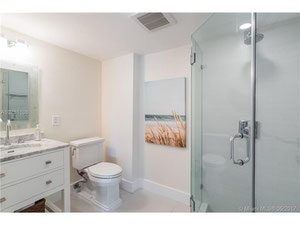 شقق في الولايات المتحدة الأمريكية ، فلوريدا ، كي بيسكاين — ابحث عن عقار قيد الإنشاء أو عقار معاد بيعه مباشرة من المطورين والملاك GEOLN.COM. صورة فوتوغرافية 8