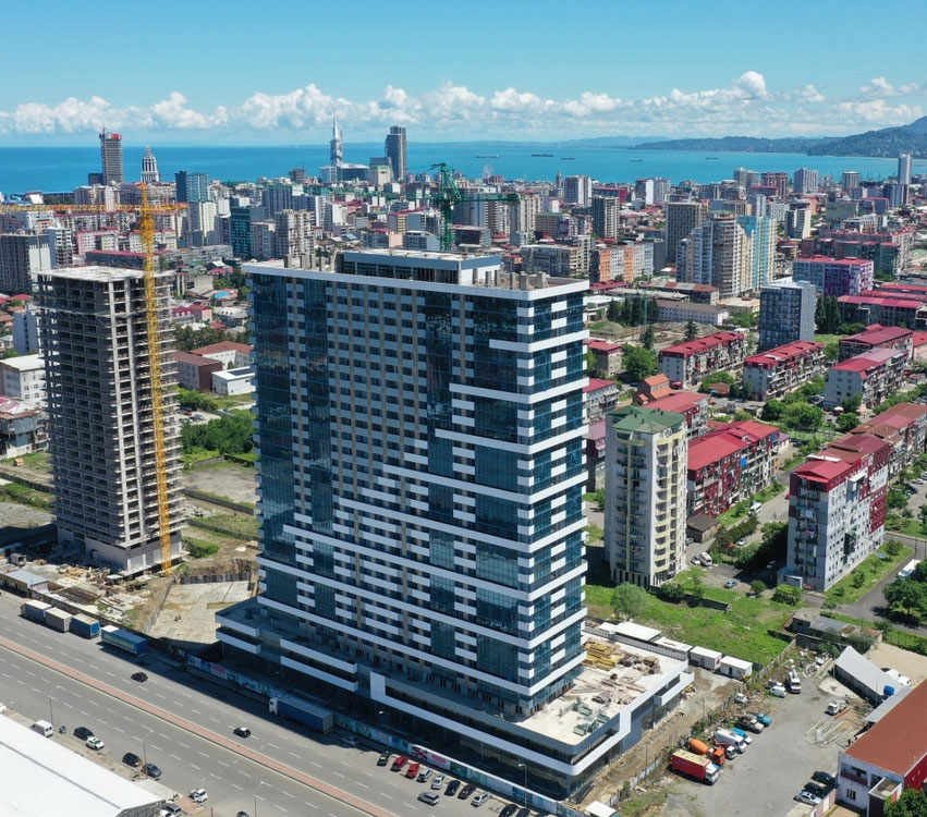 阳光明媚的一室公寓位于一栋带暖气和游泳池的大楼内 — 来自开发商和业主的房地产搜索引擎 GEOLN.COM. 照片 1