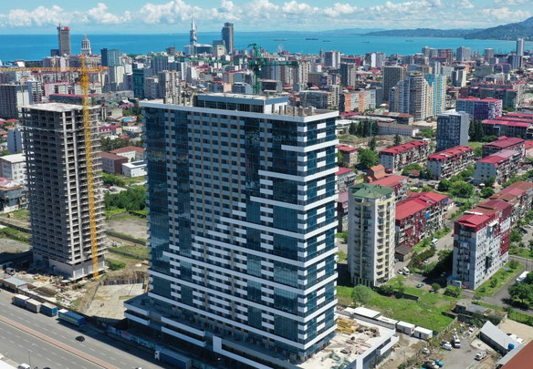 მზიანი და თბილი სტუდიო ბინა კორპუსში გათბობით და საცურაო აუზით