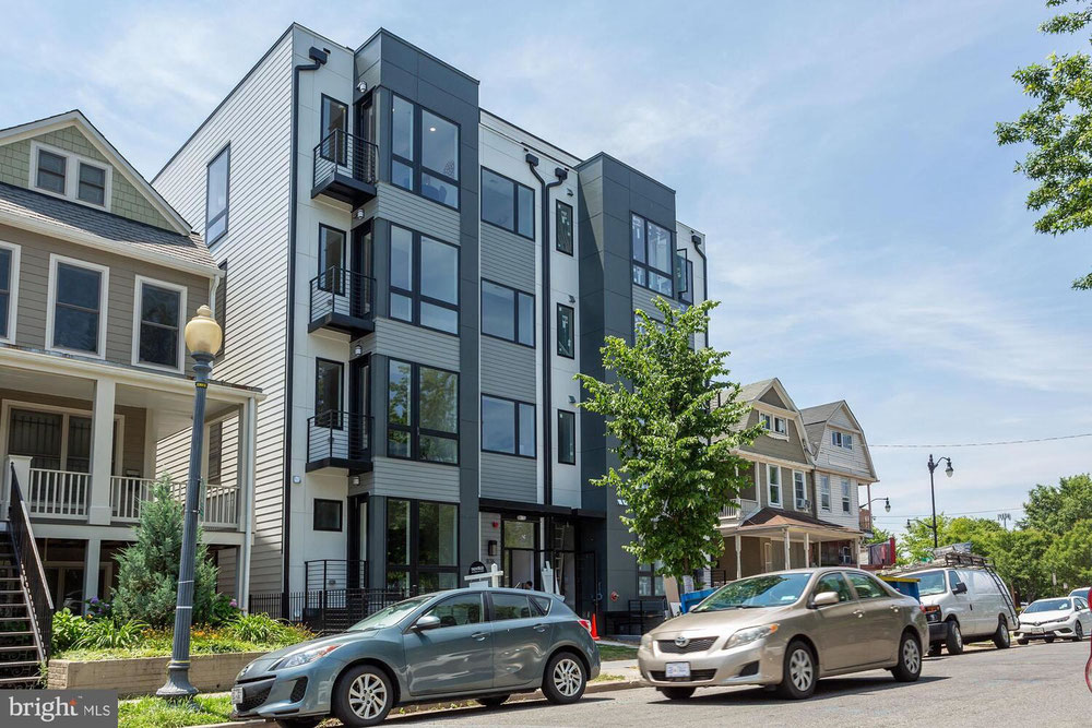 房地产在 836 Varnum Street Condominium — look at the real estate search engine GEOLN.COM. 照片 1