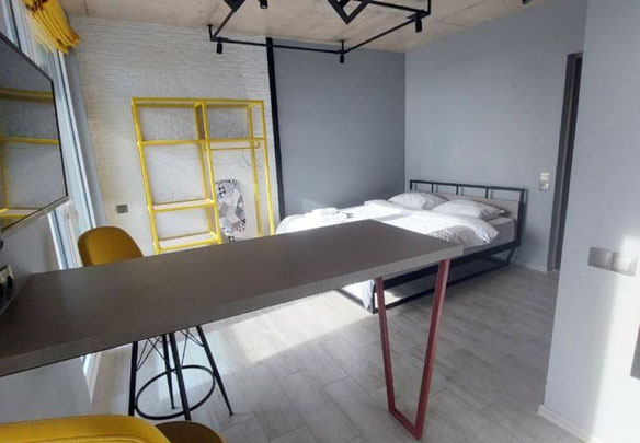 日出明亮的工作室