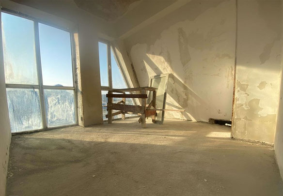 إطار أسود بجوار البحر