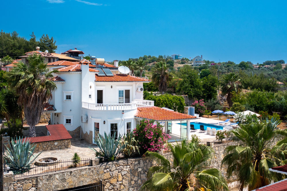 为了方便放松，别墅设有两个大露台和阳台 — 来自开发商和业主的房地产搜索引擎 GEOLN.COM. 照片 1