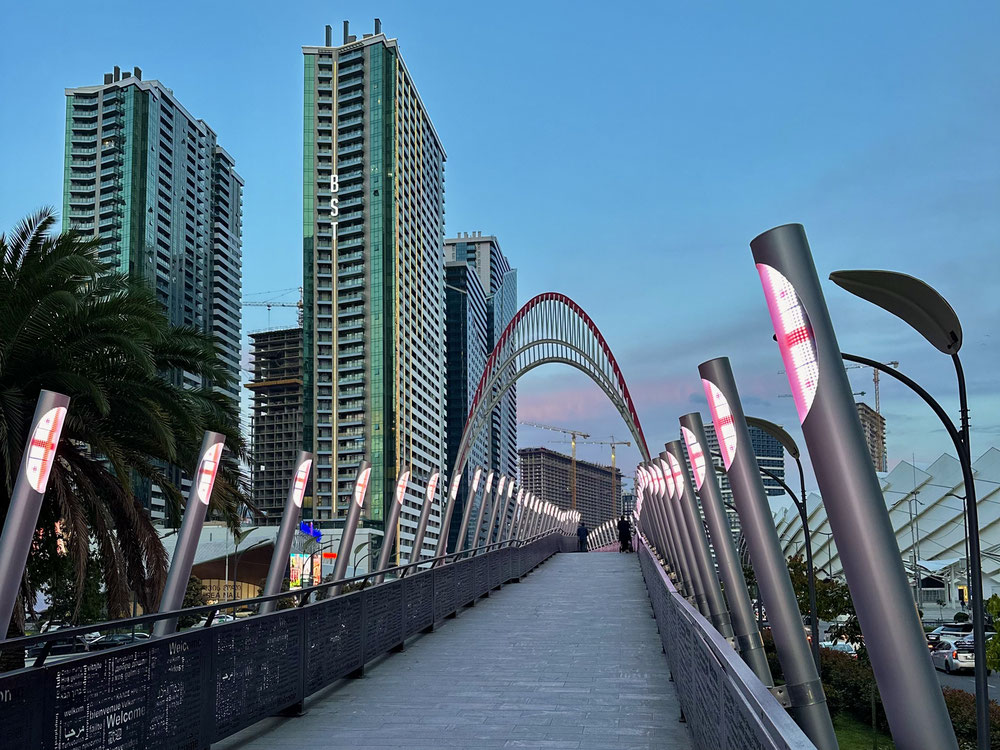 大工作室，功能类似于欧式双人间，位于英雄大道，享有壮观的体育场和山脉景观！ — 来自开发商和业主的房地产搜索引擎 GEOLN.COM. 照片 1