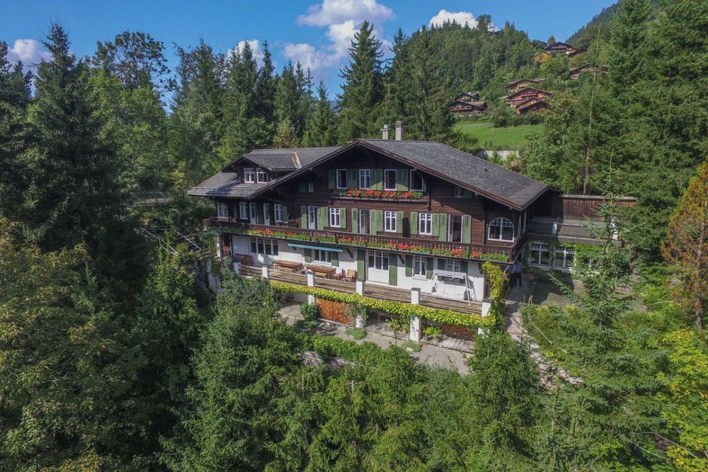Chalet in Switzerland, Bern, Gstaad — Find off-plan property or real estate resale directly from developers and owners GEOLN.COM. Photo 1