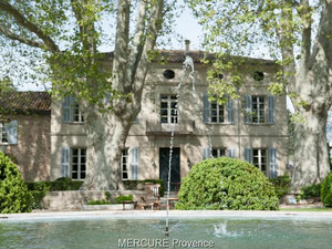 城堡在一个村庄，在法国郊区，阿维尼翁 — 来自开发商和业主的房地产搜索引擎 GEOLN.COM. 照片 2